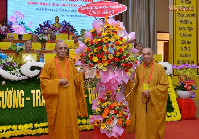 Hòa thượng Thích Thiện Pháp tặng hoa chúc mừng