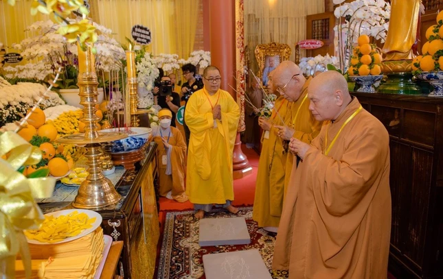 Chư tôn đức thắp hương tưởng niệm