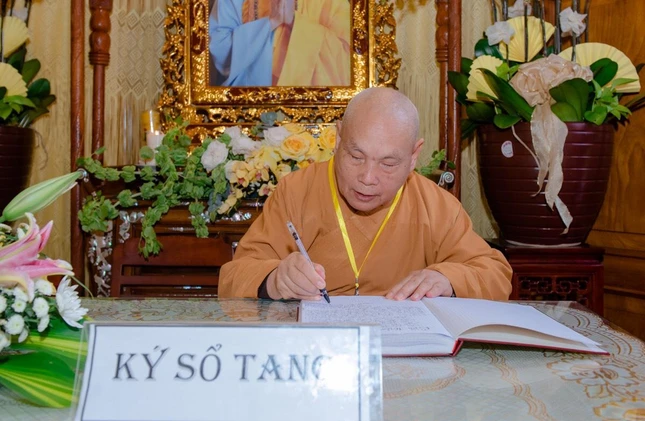Hòa thượng Chủ tịch Hội đồng Trị sự GHPGVN ký sổ tang