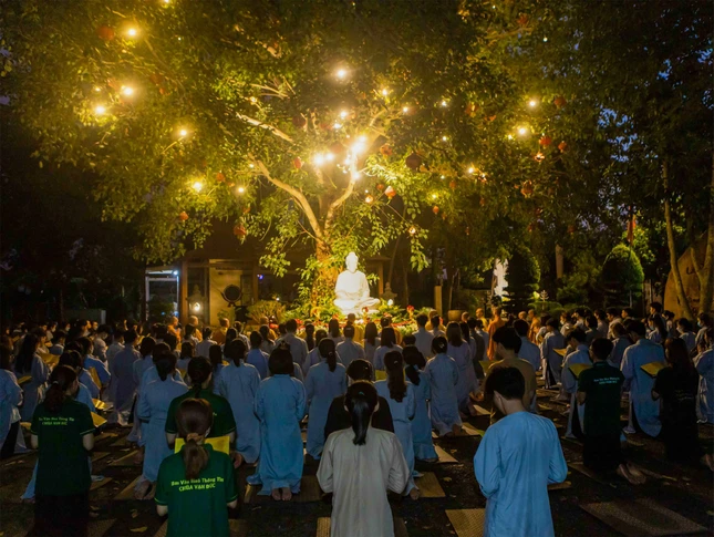 Tụng kinh dưới cội bồ-đề