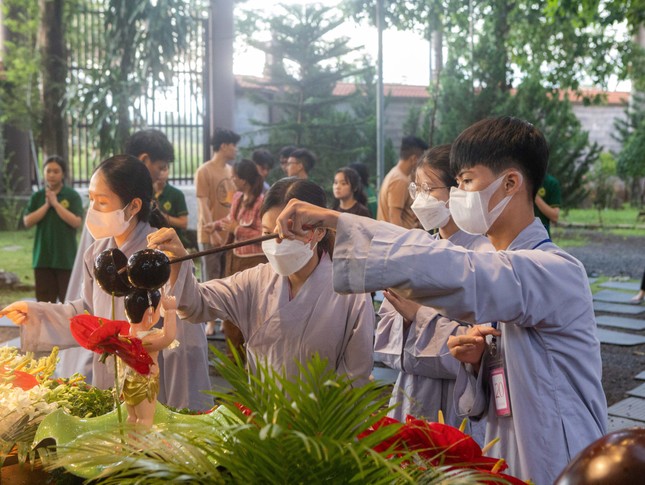 Các bạn trẻ thực hiện nghi thức tắm Phật truyền thống
