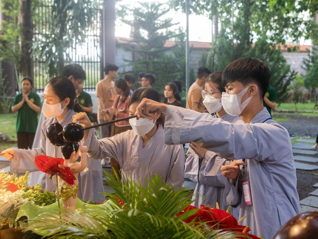 Các bạn trẻ thực hiện nghi thức tắm Phật truyền thống