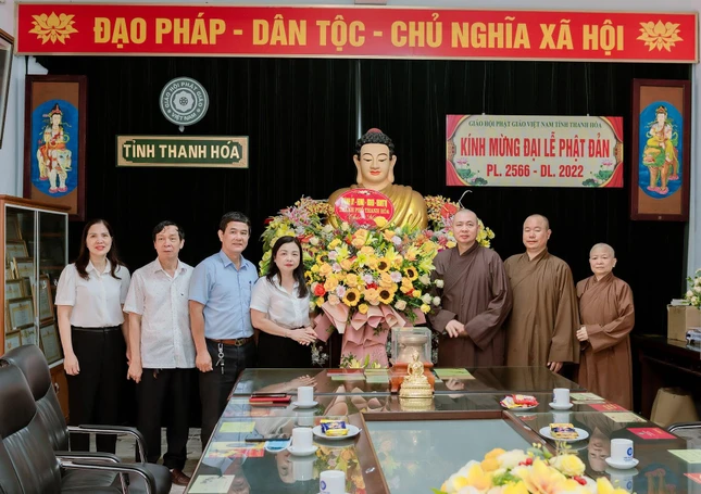 Đoàn công tác lãnh đạo TP.Thanh Hóa tặng hoa chúc mừng Đại lễ Phật đản Phật lịch 2566
