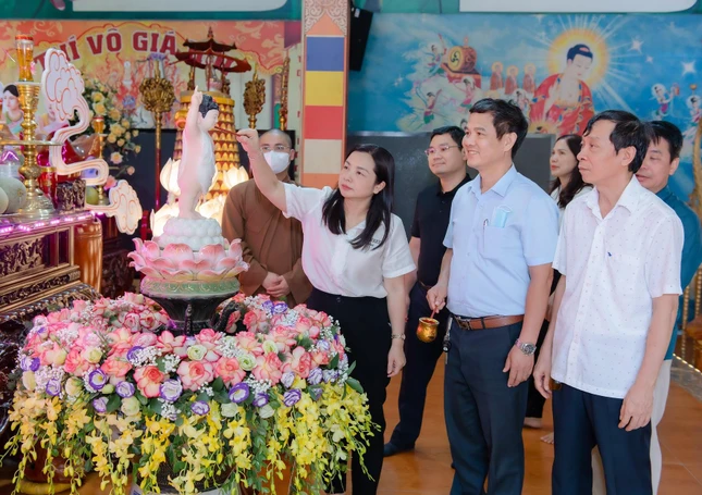 Thực hiện nghi lễ tắm Phật tại trụ sở Ban Trị sự GHPGVN tỉnh