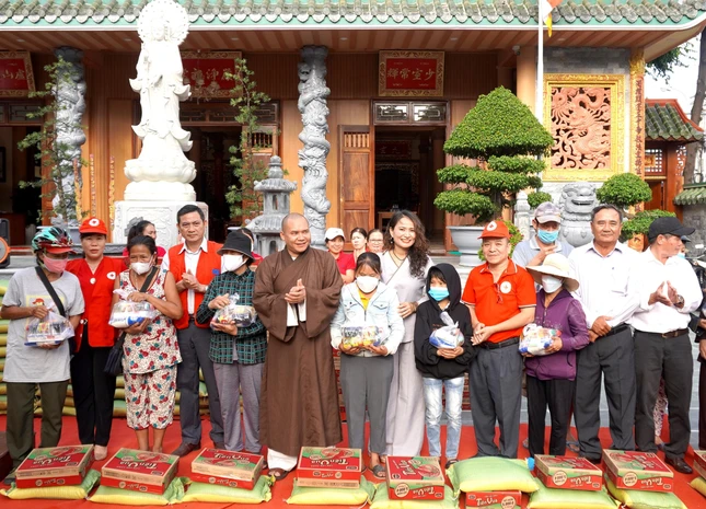 Đại đức Thích Vạn Nhơn, trụ trì chùa Huệ Hương cùng Hội Chữ thập đỏ tỉnh Kon Tum và mạnh thường quân trao quà đến bà con