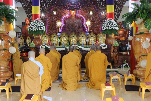 Thời kinh cầu nguyện tại chánh điện chùa Long Khánh