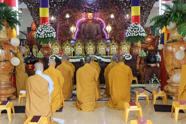 Thời kinh cầu nguyện tại chánh điện chùa Long Khánh