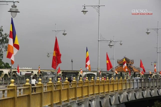 Cờ Tổ quốc, Đạo kỳ được trang hoàng vui tươi