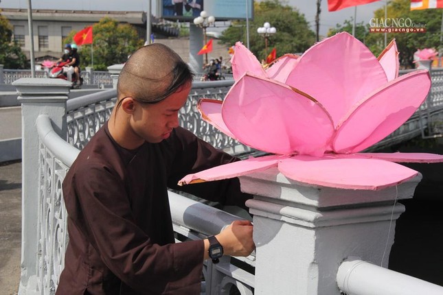 Trang hoàng chuẩn bị lễ Phật đản