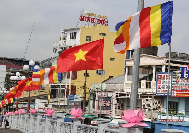 Cờ, đèn trang hoàng trên các cầu Mới, Trường Tiền, Dã Viên, Gia Hội