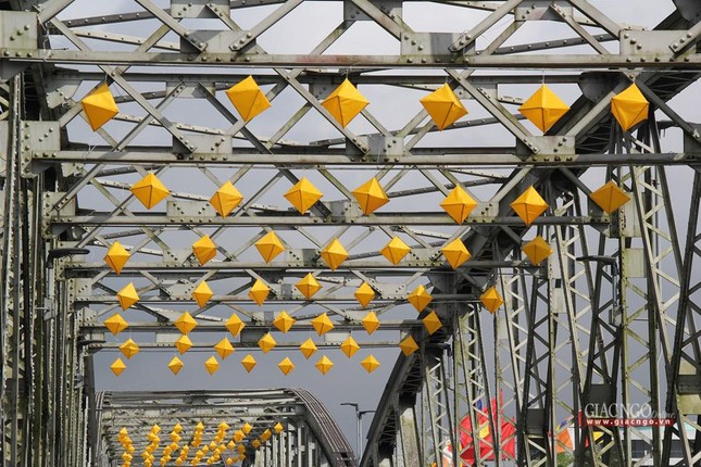 Khác với những năm trước, năm nay đèn ú truyền thống được sử dụng để trang hoàng trên cầu Trường Tiền