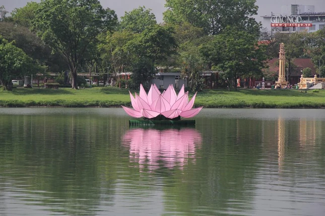 Sau 2 năm vắng bóng, đóa sen khổng lồ trên sông Hương đã hiện diện trở lại