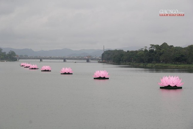 7 đóa sen trên sông Hương báo hiệu mùa Phật đản đã về trên đất cố đô