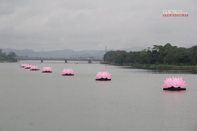 7 đóa sen trên sông Hương báo hiệu mùa Phật đản đã về trên đất cố đô