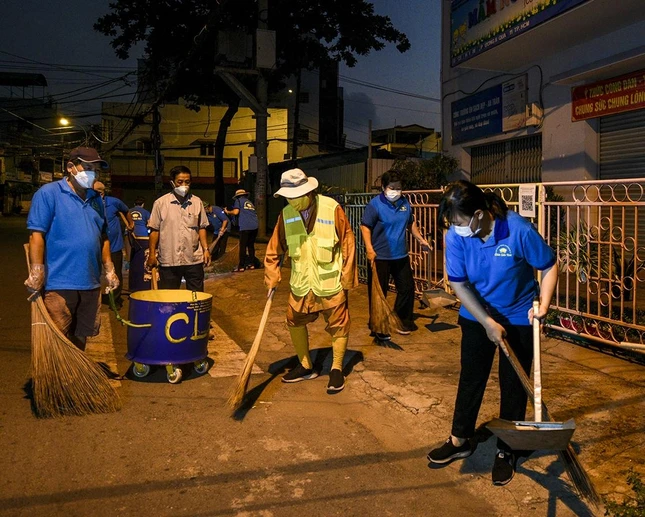 Đều đặn vào 5 giờ sáng những ngày cuối tuần, Thượng tọa Thích Duy Trấn và Câu lạc bộ Môi trường xanh bắt đầu hoạt động dọn dẹp vệ sinh môi trường