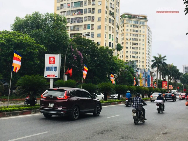 Tuyến đường Quang Trung treo cờ Phật giáo chào mừng đại hội