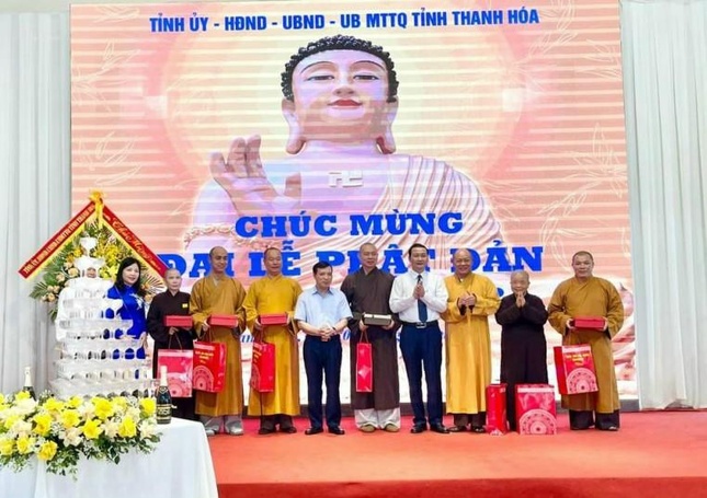 Trao quà lưu niệm đến chư tôn đức Tăng Ni trong Ban Trị sự GHPGVN tỉnh