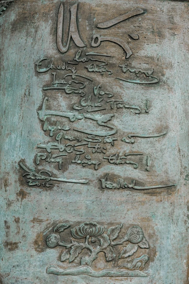 Bài thơ thiền của Hòa thượng Viên Minh được đúc trên đại hồng chung tại Huyền Không Sơn Thượng: "Nói làm thường thận trọng/ Luôn trọn vẹn chú tâm/ Lắng nghe quan sát rõ/ Đến đi pháp lặng thầm"