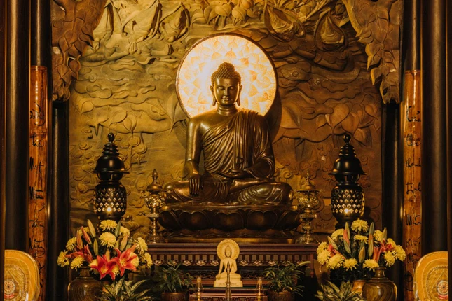 “Đường thế mịt mù trăm năm đầy tội/ Cửa thiền thanh tịnh muôn kiếp nên duyên” - Trích bài thơ Khuyến tu của Hòa thượng Hộ Tông Vansarakkhita Mahāthera - Sơ tổ Phật giáo Nam tông VN