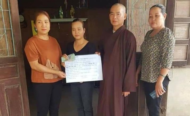 Đại đức Thích Tâm Trí trao số tiền đến gia đình em Phạm Ngọc Thanh
