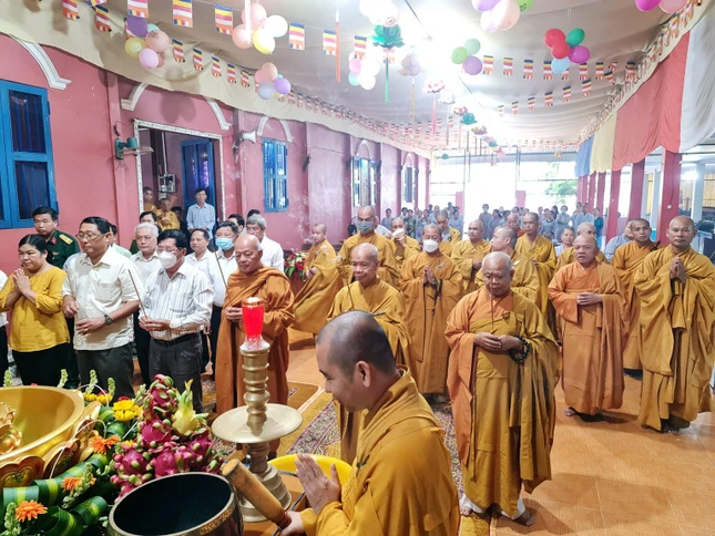 Chư tôn đức dâng hương