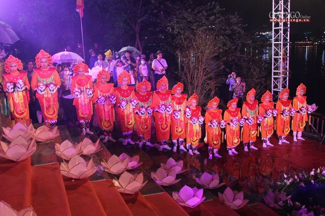 Chư Tăng mang áo Mã Tiên cử hành lễ