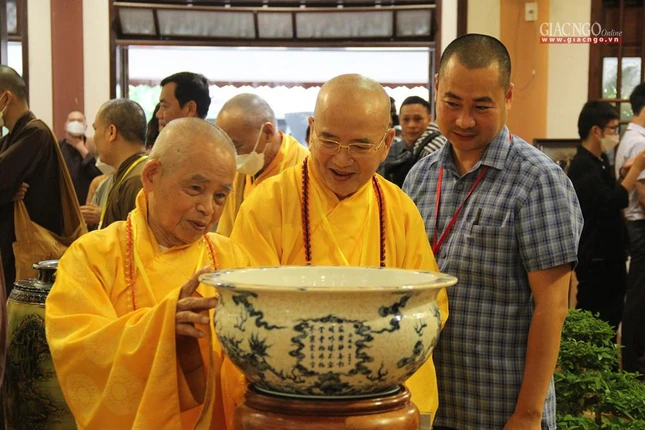 Chư tôn đức tham quan triển lãm