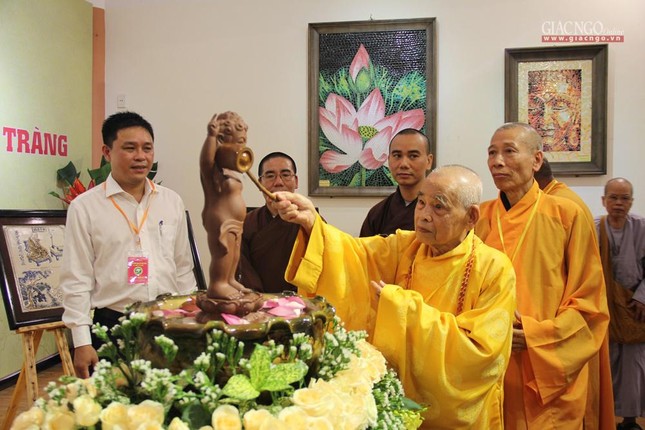 Hòa thượng Thích Đức Thanh cử hành nghi thức Mộc dục