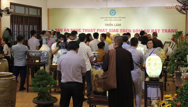 Tăng Ni, Phật tử, du khách tham quan triển lãm