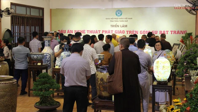 Tăng Ni, Phật tử, du khách tham quan triển lãm