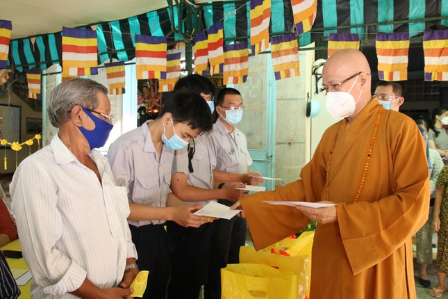 Hòa thượng trụ trì chùa Thiên Tôn trao tịnh tài cho các Phật tử làm công quả tại chùa Hòa thượng trụ trì chùa Thiên Tôn trao tịnh tài cho các Phật tử làm công quả tại chùa