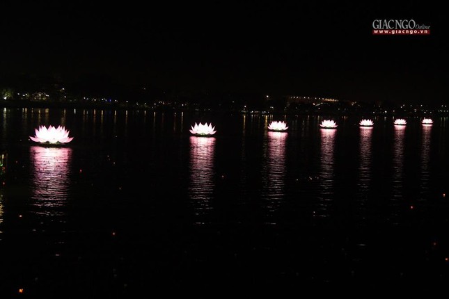 Sau 2 năm vắng bóng, 7 đóa sen lại được thắp sáng trên sông Hương