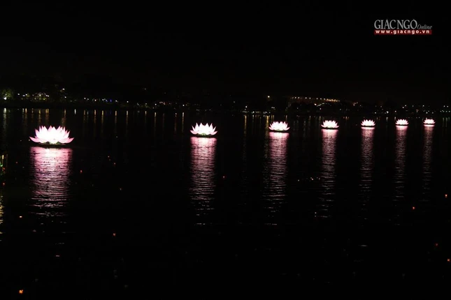 Sau 2 năm vắng bóng, 7 đóa sen lại được thắp sáng trên sông Hương