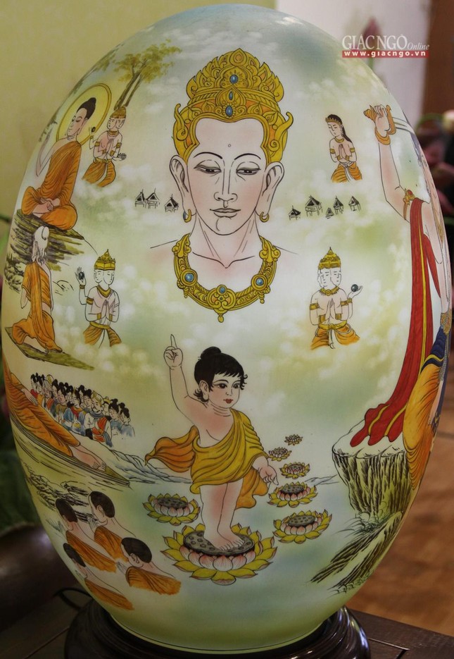 Vẽ cuộc đời Đức Phật trên đèn sứ thấu quang bằng gốm