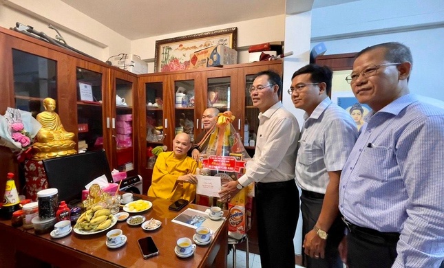 Đoàn Ủy ban MTTQVN TP.HCM đến thăm, vấn an sức khỏe Hòa thượng Thích Tấn Đạt tại chùa Hòa Khánh