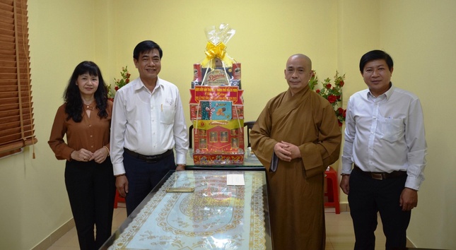 Đoàn Ban Dân vận Thành ủy TP.HCM tặng quà chúc mừng Đại lễ Phật đản đến Phật giáo quận Bình Thạnh