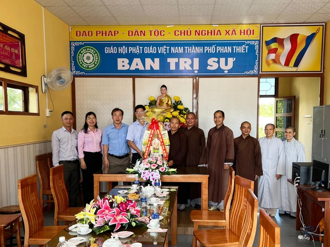 Lãnh đạo TP.Phan Thiết tặng quà chúc mừng nhân lễ Phật đản tại Văn phòng Ban Trị sự Phật giáo Thành phố