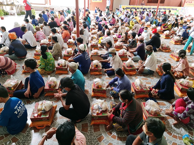 Người dân đến nhận quà tại chùa Thiên Thới