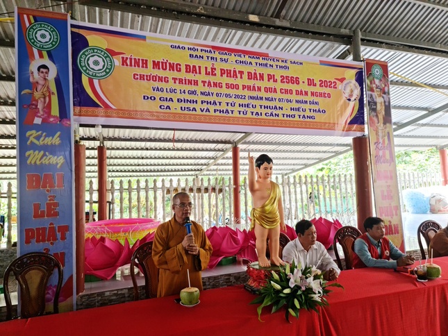 Hòa thượng Thích Minh Hạnh, trụ trì chùa Thiên Thới phát biểu tại buổi lễ trao quà