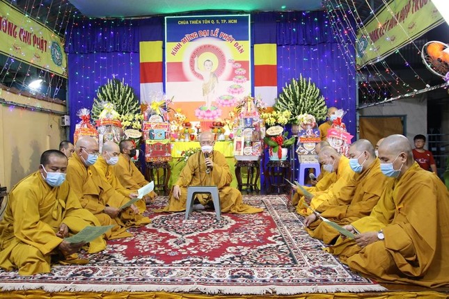 Chư Tăng chùa Thiên Tôn tụng thời kinh mừng Khánh đản Đức Thế Tôn