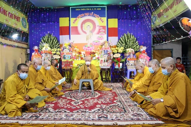 Chư Tăng chùa Thiên Tôn tụng thời kinh mừng Khánh đản Đức Thế Tôn