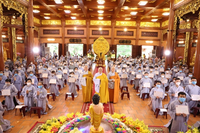 Các Phật tử nhận giấy chứng nhận thọ tam quy, ngũ giới