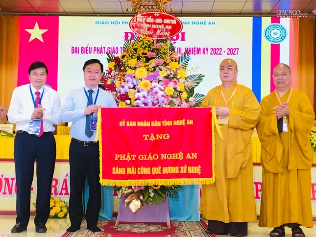 Lãnh đạo tỉnh Nghệ An tặng hoa và bức trướng chúc mừng đại hội