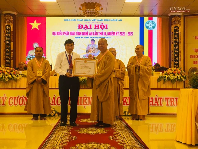 Lãnh đạo tỉnh Nghệ An trao Bằng khen đến tập thể, cá nhân tiêu biểu