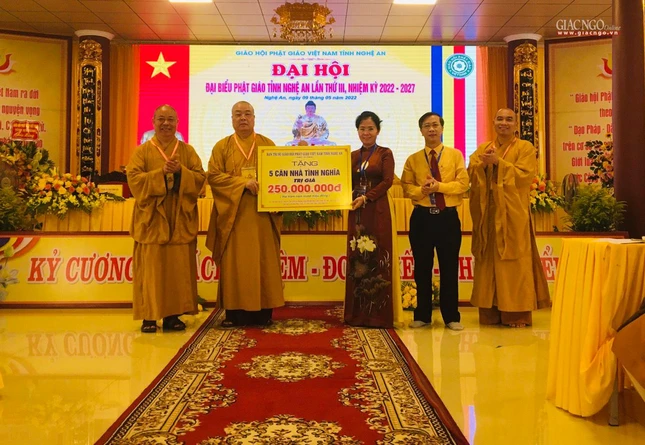 Trao bảng tượng trưng tặng nhà Đại đoàn kết cho các hộ nghèo thông qua Ủy ban MTTQVN tỉnh