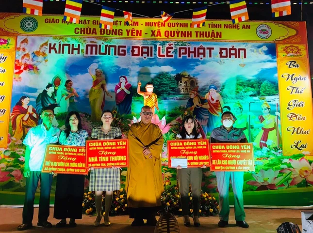 Đại đức Thích Nguyên Quang trao bảnh tượng trưng hỗ trợ các chương trình từ thiện