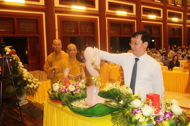 Thực hiện nghi thức Tắm Phật truyền thống