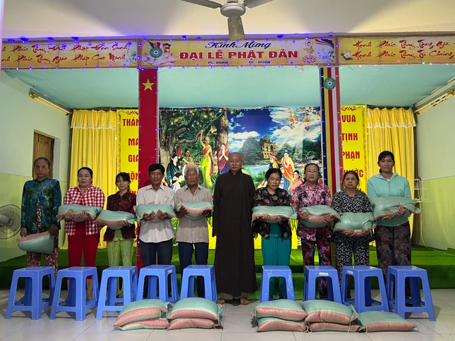 Thượng tọa Thích Minh Hoàng trao quà đến các hoàn cảnh khó khăn