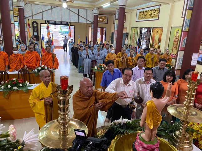 Cử hành nghi thức Tắm Phật