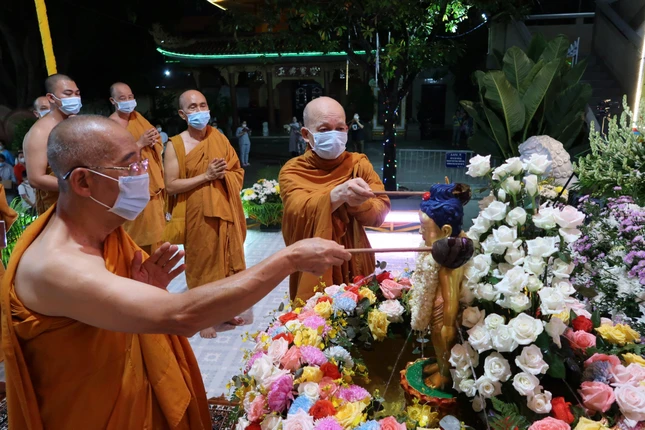 Chư Tăng tịnh xá Trung Tâm lần lượt thực hiện nghi thức Tắm Phật